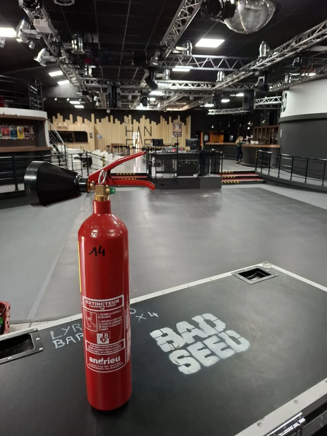 Technicien installant un extincteur